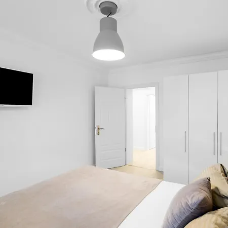 The Lachmann Vh, 2br One Living Up To 7 People Apartment *