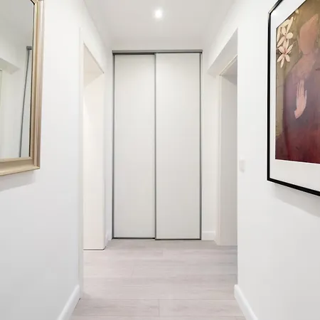 The Lachmann Vh, 2br One Living Up To 7 People Apartment