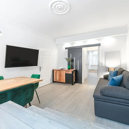 The Lachmann Group Apartment, 2br, One Living Room, 2 Bathrooms, Family Friendly, 4 - 7 Guests * Berlin