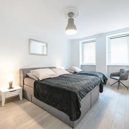 The Lachmann Group Apartment, 2br, One Living Room, 2 Bathrooms, Family Friendly, 4 - 7 Guests Apartment *