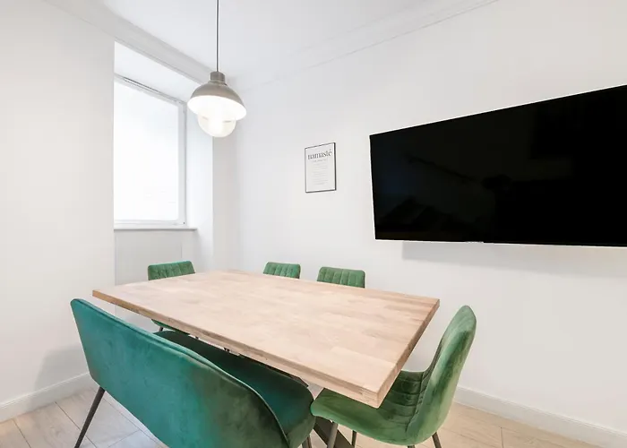 The Lachmann Group Apartment, 2br, One Living Room, 2 Bathrooms, Family Friendly, 4 - 7 Guests 아파트 *