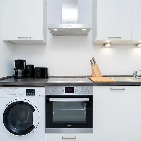 The Lachmann Group Apartment, 2br, One Living Room, 2 Bathrooms, Family Friendly, 4 - 7 Guests * Berlín