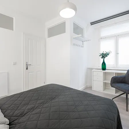 The Lachmann Group Apartment, 2br, One Living Room, 2 Bathrooms, Family Friendly, 4 - 7 Guests Appartamento *