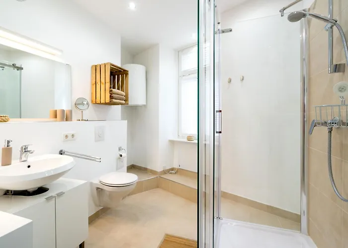 The Lachmann Group Apartment, 2br, One Living Room, 2 Bathrooms, Family Friendly, 4 - 7 Guests شقة برلين