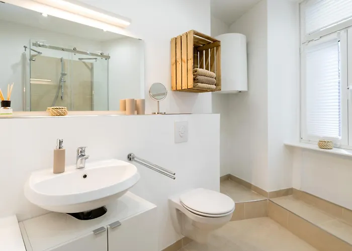 The Lachmann Group Apartment, 2br, One Living Room, 2 Bathrooms, Family Friendly, 4 - 7 Guests شقة برلين